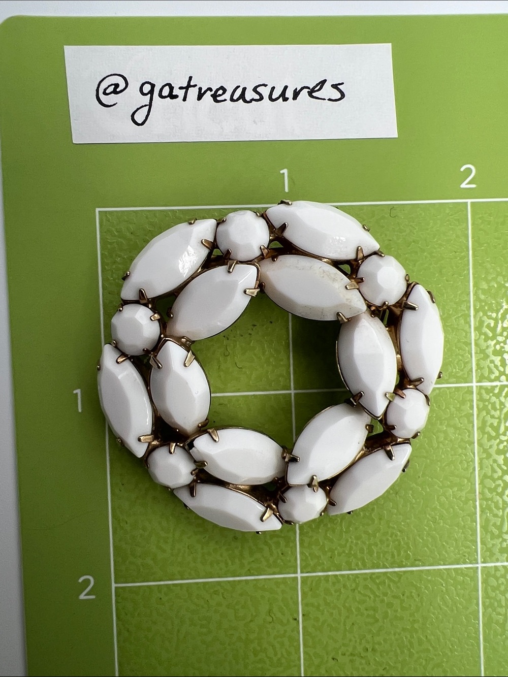 VTG White Wreath Brooch • Milk Glass • Gold Tone - Picture 3 of 5